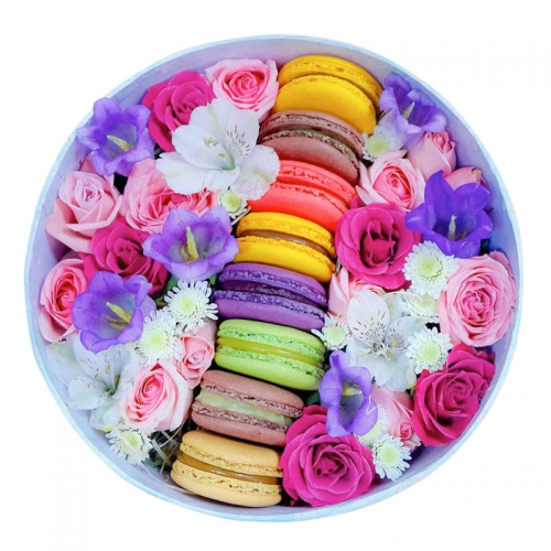 Букет в коробке с макарунами на День Рождения